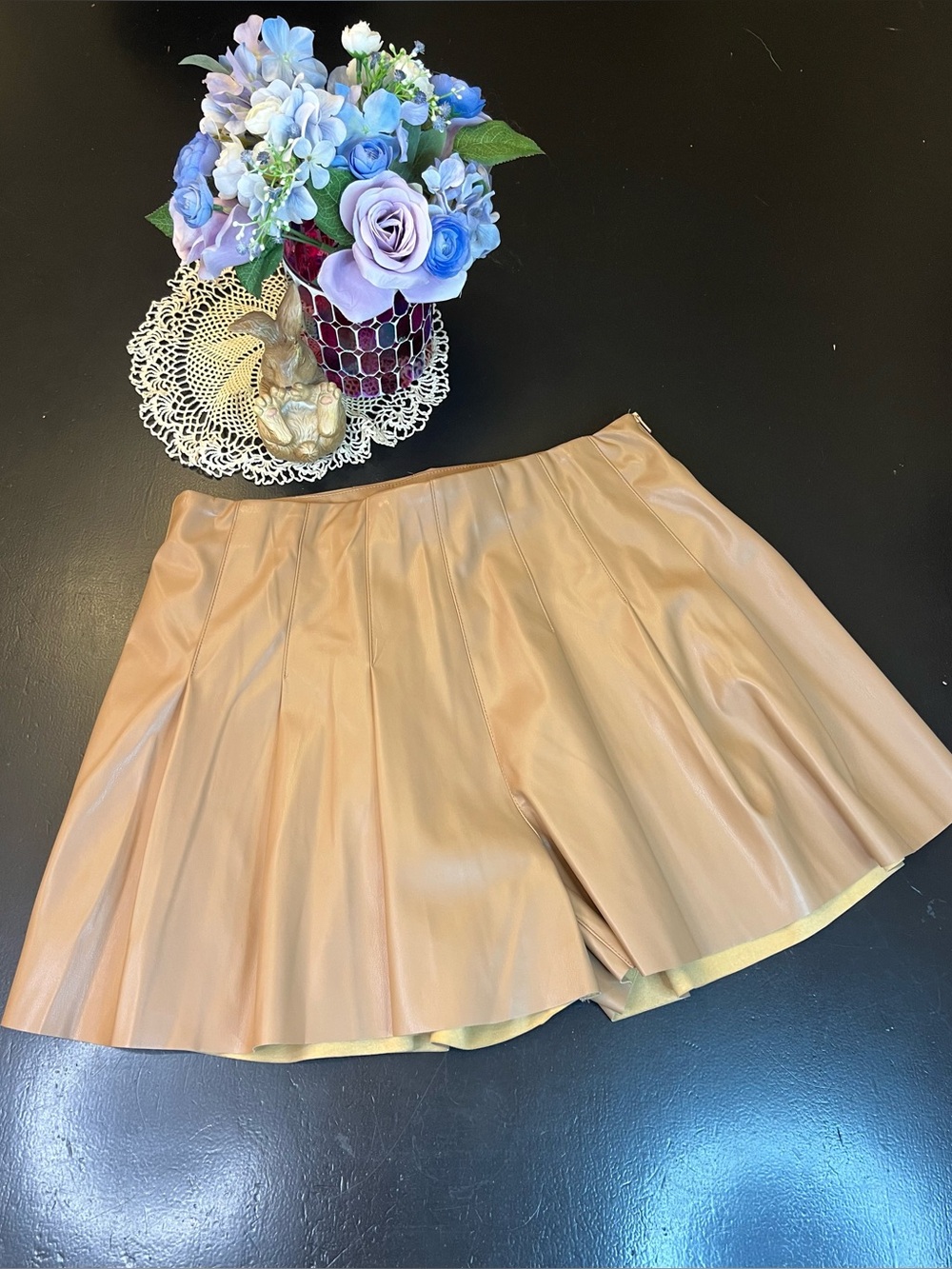 Entro Boutique‎ NWOT Tan Pleated Faux Leather High Waisted Shorts Sz L Trendy